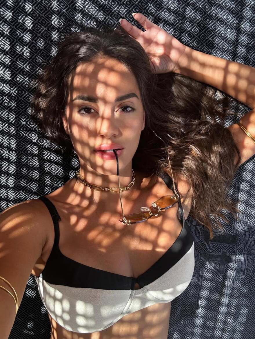 Η Ρία Ελληνίδου στην ξαπλώστρα γιατί «με λίγο θάλασσα όλα περνάνε» - Δείτε φωτογραφίες