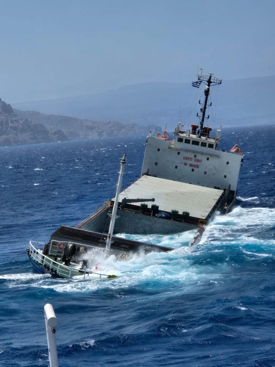 Ελληνικό ναυαγοσωστικό βοήθησε να αποφευχθεί οικολογική καταστροφή στα ανοιχτά της Σητείας με το βυθισμένο φορτηγό «MN Kostas»