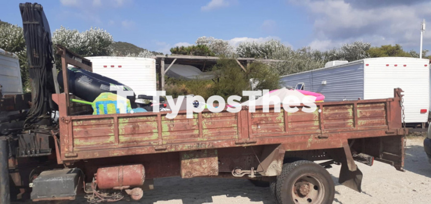 Έφοδος σε γνωστό κάμπινγκ στη Χαλκιδική μετά από καταγγελία τουρίστριας - Ξηλώνουν ομπρέλες και εξοπλισμό, δείτε φωτογραφίες