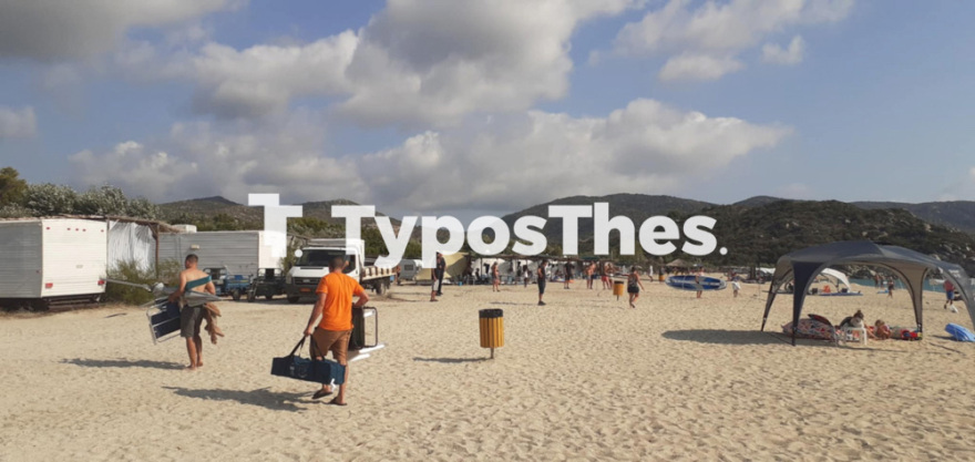 Έφοδος σε γνωστό κάμπινγκ στη Χαλκιδική μετά από καταγγελία τουρίστριας - Ξηλώνουν ομπρέλες και εξοπλισμό, δείτε φωτογραφίες