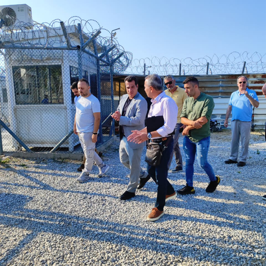 Στην Αμυγδαλέζα ο Πλεύρης: Επιθεώρησε τις εγκαταστάσεις που θα κρατούνται όσοι παράνομοι μετανάστες είναι προς απέλαση