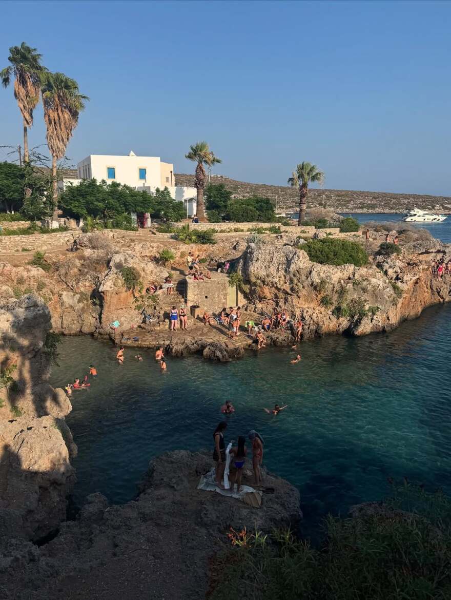 Η Ιωάννα Σαρρή κάνει διακοπές στα Κύθηρα - Δείτε φωτογραφίες