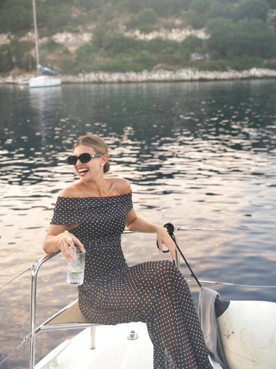 Η Κλέλια Ανδριολάτου ποζάρει με ημιδιάφανο φόρεμα στη θάλασσα - Δείτε φωτογραφίες