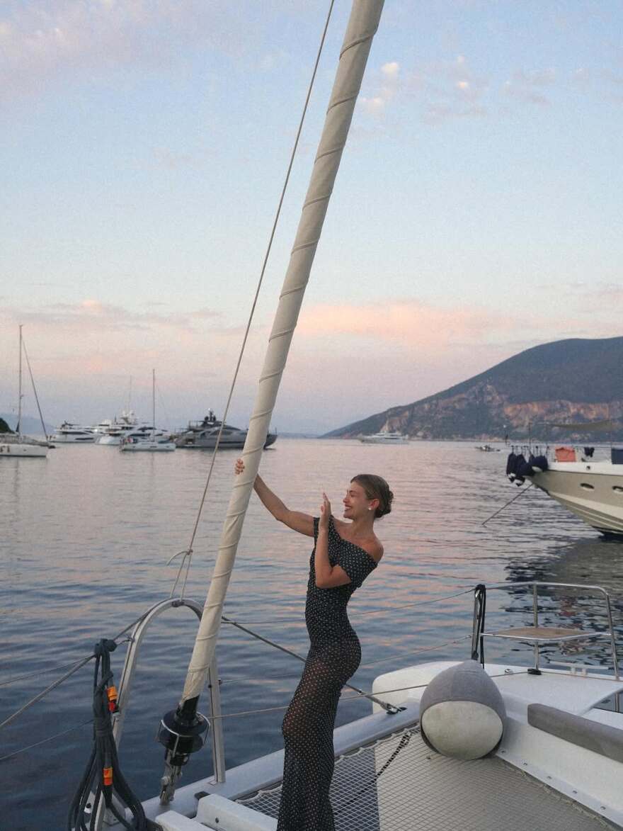 Η Κλέλια Ανδριολάτου ποζάρει με ημιδιάφανο φόρεμα στη θάλασσα - Δείτε φωτογραφίες