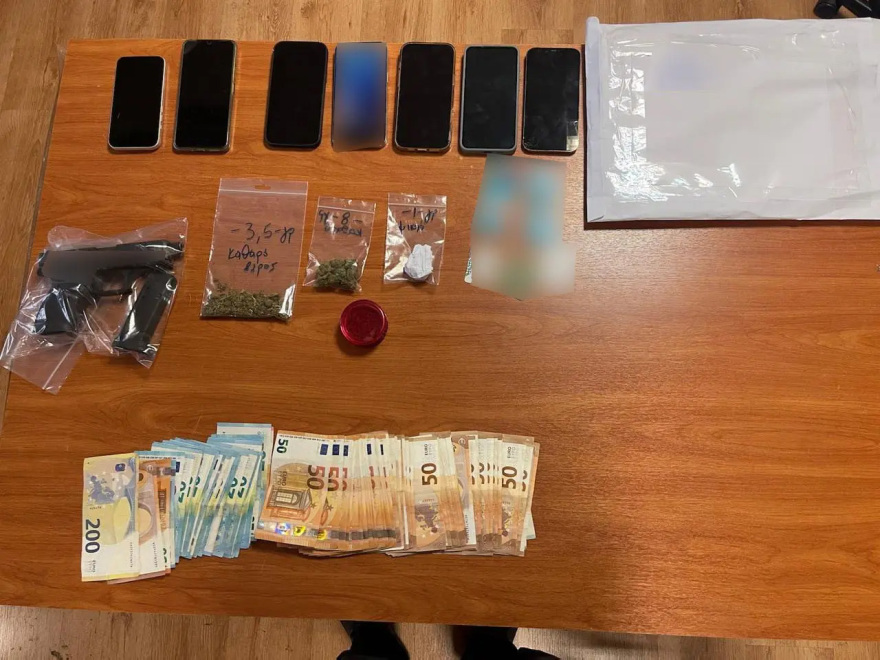 Επιχείρηση της ΕΛΑΣ στην Αττική για την τουρκική μαφία - Έξι συλλήψεις για όπλα και ναρκωτικά
