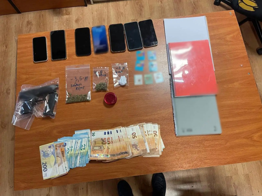 Επιχείρηση της ΕΛΑΣ στην Αττική για την τουρκική μαφία - Έξι συλλήψεις για όπλα και ναρκωτικά
