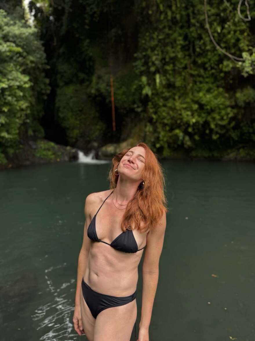 Η Στεφανία Γουλιώτη «νιώθει ξωτικό» στους καταρράκτες του Μπαλί - Δείτε την τσουλήθρα που έκανε