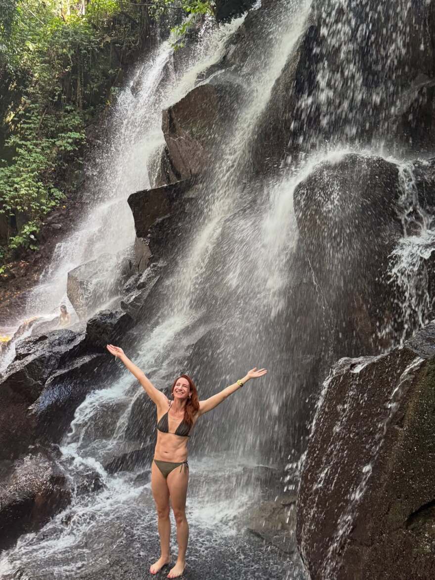 Η Στεφανία Γουλιώτη «νιώθει ξωτικό» στους καταρράκτες του Μπαλί - Δείτε την τσουλήθρα που έκανε