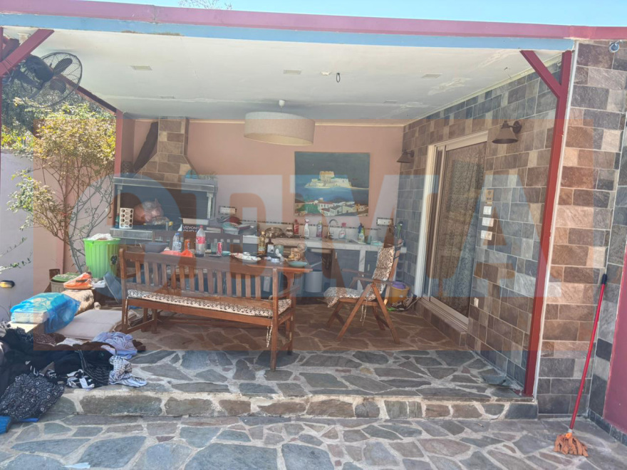 Η μονοκατοικία των Τούρκων στον Ωρωπό: Η πισίνα, το μπάρμπεκιου και τα πολυτελή ΙΧ για τις μετακινήσεις τους