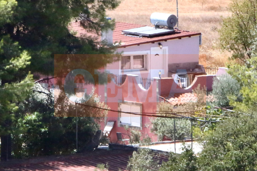 Η μονοκατοικία των Τούρκων στον Ωρωπό: Η πισίνα, το μπάρμπεκιου και τα πολυτελή ΙΧ για τις μετακινήσεις τους