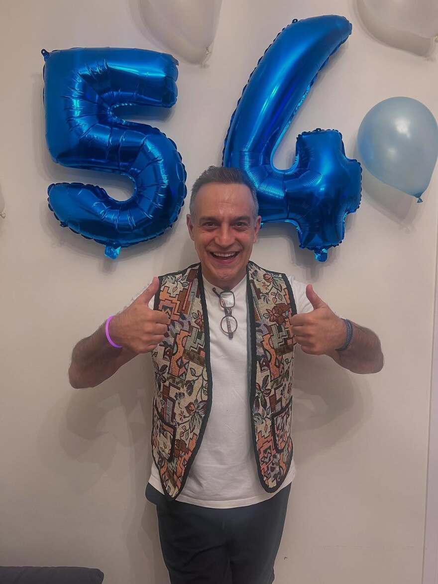 Ο Κρατερός Κατσούλης έκλεισε τα 54: «Να μεγαλώνουμε σπουδαία και ωραία»