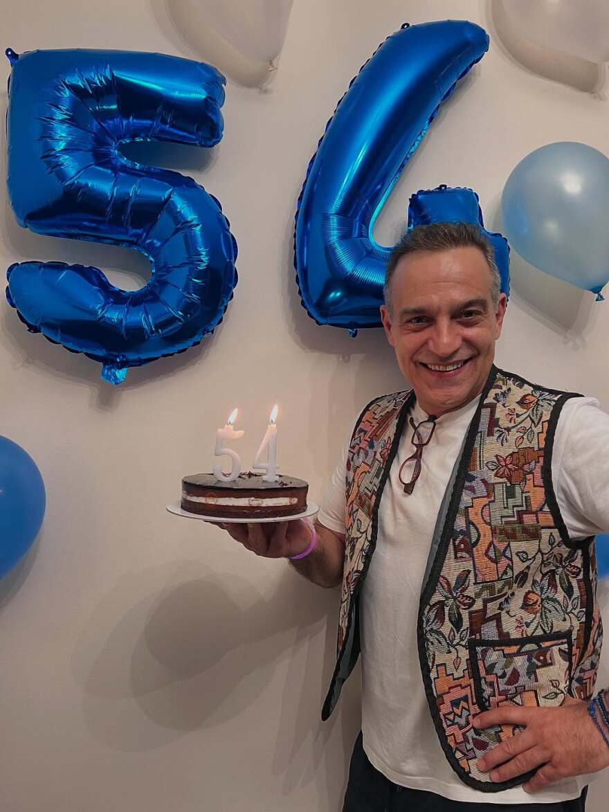 Ο Κρατερός Κατσούλης έκλεισε τα 54: «Να μεγαλώνουμε σπουδαία και ωραία»