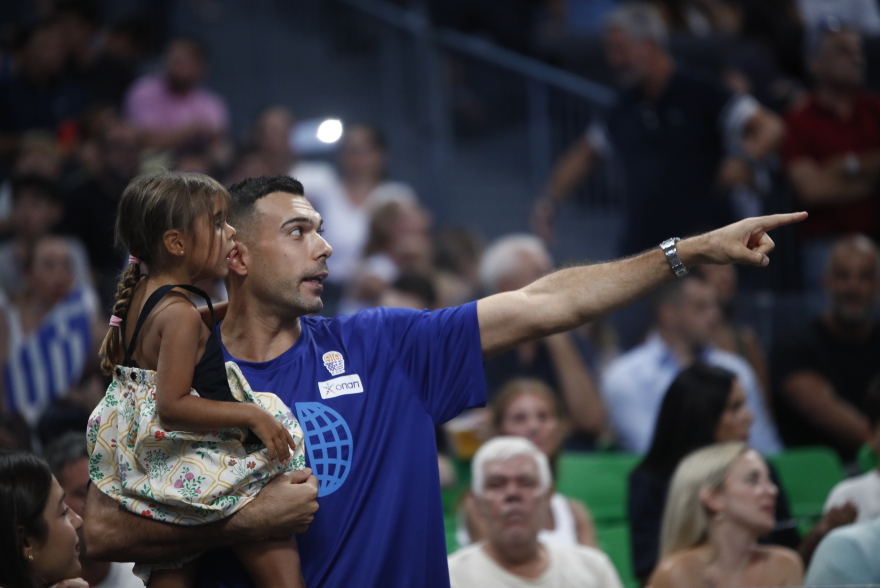 Σλούκας: Με την κόρη του στο ΟΑΚΑ για το Ελλάδα - Ιταλία, βίντεο