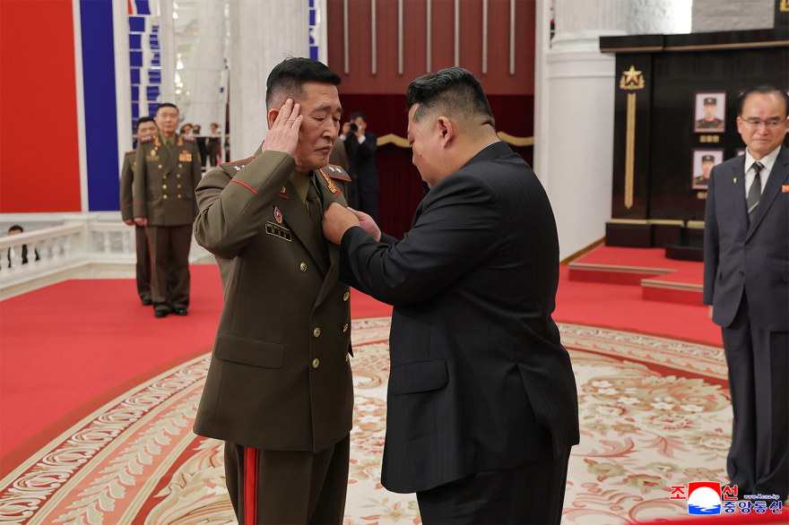 Ο Κιμ Γιονγκ Ουν τίμησε με παράσημα και... σφιχτές αγκαλιές Βορειοκορέατες στρατιώτες που πολέμησαν κατά της Ουκρανίας - Δείτε φωτογραφίες