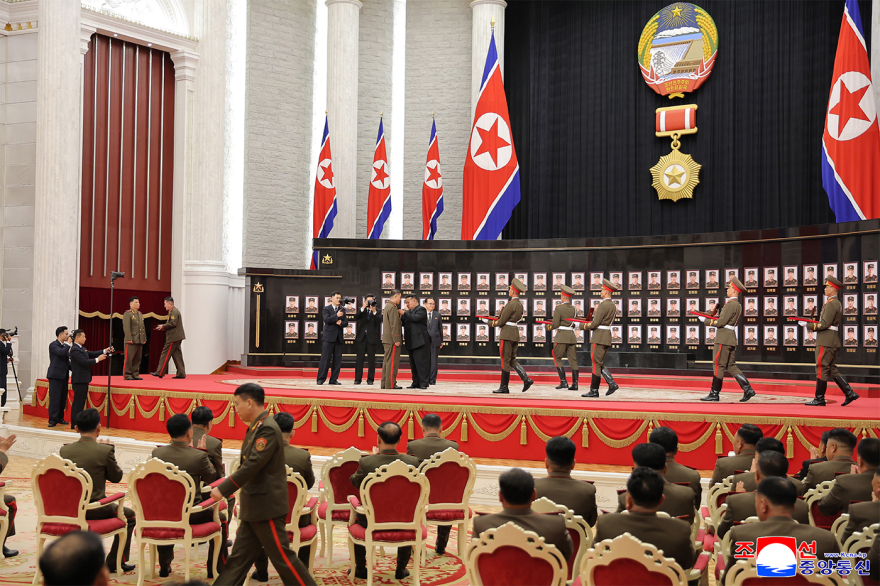 Ο Κιμ Γιονγκ Ουν τίμησε με παράσημα και... σφιχτές αγκαλιές Βορειοκορέατες στρατιώτες που πολέμησαν κατά της Ουκρανίας - Δείτε φωτογραφίες