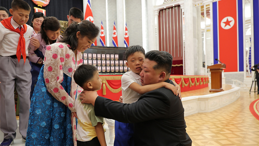 Ο Κιμ Γιονγκ Ουν τίμησε με παράσημα και... σφιχτές αγκαλιές Βορειοκορέατες στρατιώτες που πολέμησαν κατά της Ουκρανίας - Δείτε φωτογραφίες