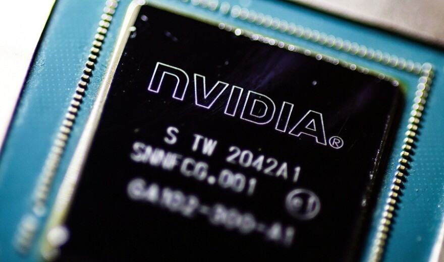 Το φαινόμενο NVIDIA: Η εταιρεία των 5 τρισ. δολαρίων έγινε το υπερόπλο του Τραμπ στον «πόλεμο» με την Κίνα – Πώς ξεπέρασε Amazon, Apple και Microsoft