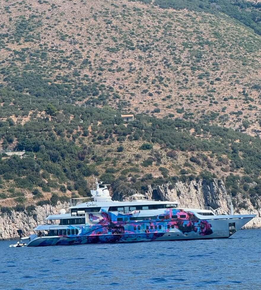 Φωτογραφία: Η Τζούλια Νόβα ποζάρει στο κρεβάτι καλυμμένη με ένα πάπλωμα Φωτογραφία: Η Τζούλια Νόβα ποζάρει στο κρεβάτι καλυμμένη με ένα πάπλωμα