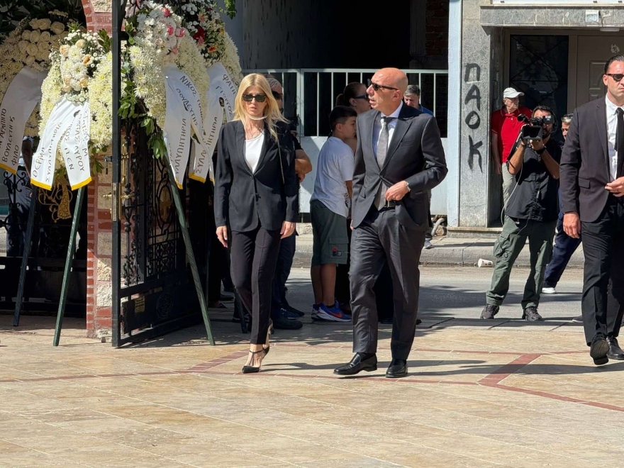 Θρήνος για τον Απόστολο Βεσυρόπουλο: Πλήθος κόσμου στην κηδεία του – Τυλιγμένο με την ελληνική σημαία το φέρετρό του 29 bratakos_rapti