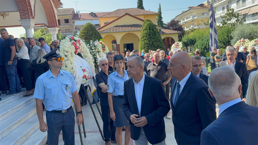 Θρήνος για τον Απόστολο Βεσυρόπουλο: Πλήθος κόσμου στην κηδεία του – Τυλιγμένο με την ελληνική σημαία το φέρετρό του 38 vesyropoylos-10