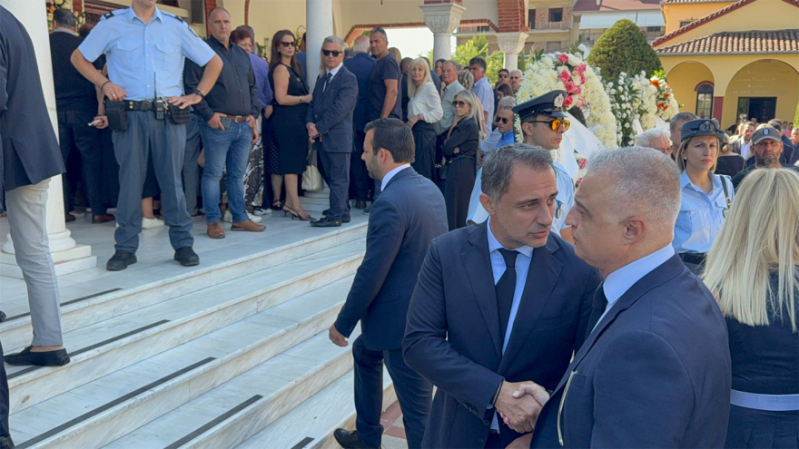 Θρήνος για τον Απόστολο Βεσυρόπουλο: Πλήθος κόσμου στην κηδεία του – Τυλιγμένο με την ελληνική σημαία το φέρετρό του 36 vesyropoylos-11