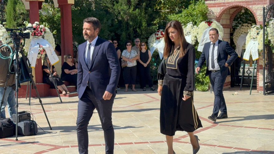 Θρήνος για τον Απόστολο Βεσυρόπουλο: Πλήθος κόσμου στην κηδεία του – Τυλιγμένο με την ελληνική σημαία το φέρετρό του 37 vesyropoylos-12