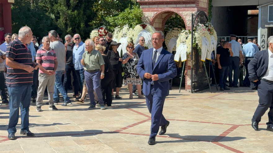 Θρήνος για τον Απόστολο Βεσυρόπουλο: Πλήθος κόσμου στην κηδεία του – Τυλιγμένο με την ελληνική σημαία το φέρετρό του 26 vesyropoylos-20-staikoyras