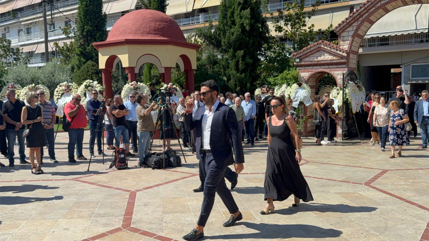 Θρήνος για τον Απόστολο Βεσυρόπουλο: Πλήθος κόσμου στην κηδεία του – Τυλιγμένο με την ελληνική σημαία το φέρετρό του 27 vesyropoylos-21-karypidis