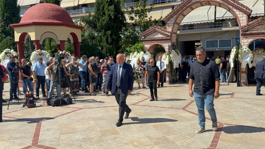 Θρήνος για τον Απόστολο Βεσυρόπουλο: Πλήθος κόσμου στην κηδεία του – Τυλιγμένο με την ελληνική σημαία το φέρετρό του 25 vesyropoylos-22-oikonomoy