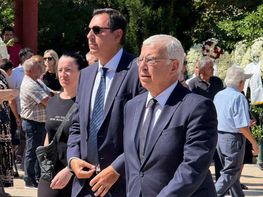 Θρήνος για τον Απόστολο Βεσυρόπουλο: Πλήθος κόσμου στην κηδεία του – Τυλιγμένο με την ελληνική σημαία το φέρετρό του 20 vesyropoylos-25