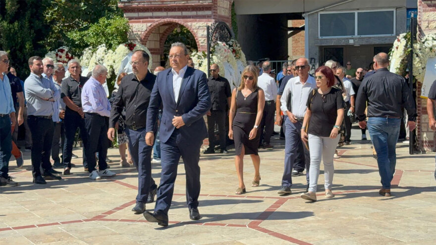 Θρήνος για τον Απόστολο Βεσυρόπουλο: Πλήθος κόσμου στην κηδεία του – Τυλιγμένο με την ελληνική σημαία το φέρετρό του 22 vesyropoylos-26-famellos