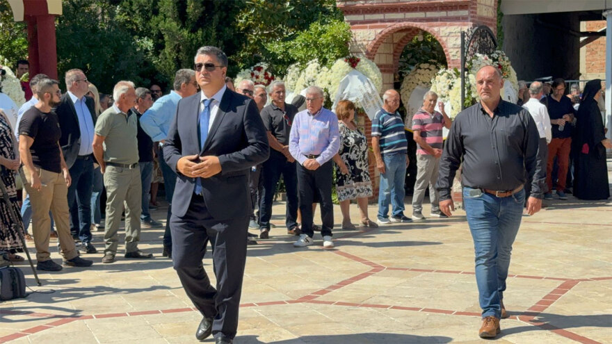 Θρήνος για τον Απόστολο Βεσυρόπουλο: Πλήθος κόσμου στην κηδεία του – Τυλιγμένο με την ελληνική σημαία το φέρετρό του 21 vesyropoylos-27-tzitzikwstas