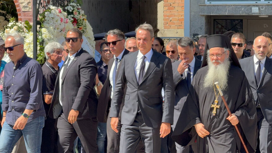 Θρήνος για τον Απόστολο Βεσυρόπουλο: Πλήθος κόσμου στην κηδεία του – Τυλιγμένο με την ελληνική σημαία το φέρετρό του 18 vesyropoylos-28-mitsotakis