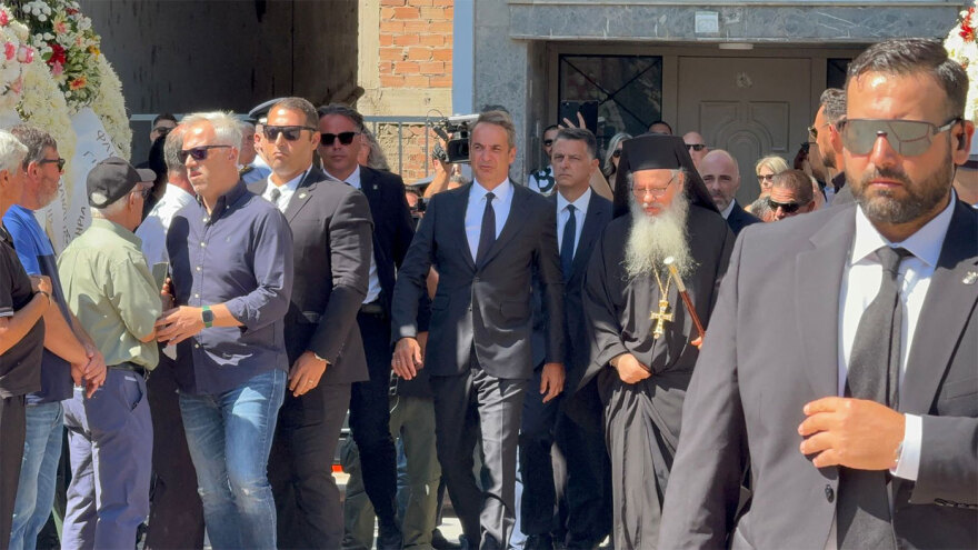 Θρήνος για τον Απόστολο Βεσυρόπουλο: Πλήθος κόσμου στην κηδεία του – Τυλιγμένο με την ελληνική σημαία το φέρετρό του 19 vesyropoylos-29-mitsotakis