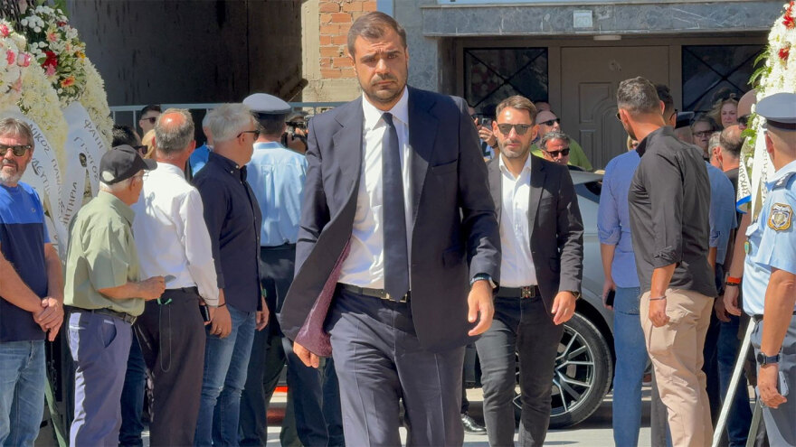 Θρήνος για τον Απόστολο Βεσυρόπουλο: Πλήθος κόσμου στην κηδεία του – Τυλιγμένο με την ελληνική σημαία το φέρετρό του 16 vesyropoylos-30-marinakis