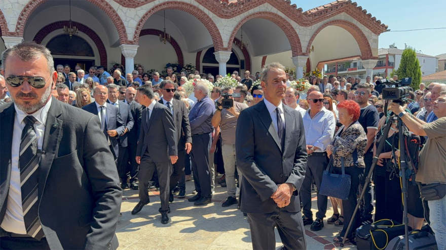 Θλίψη στην κηδεία του Απόστολου Βεσυρόπουλου - Οι παρουσίες και ο επικήδειος Μητσοτάκη: «Ψηλέ, θα μας λείψεις...»