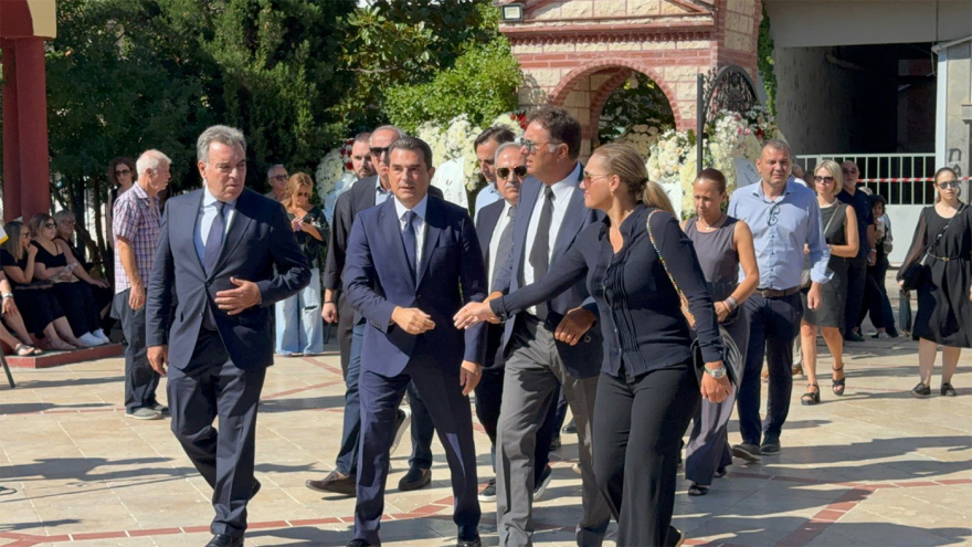 Θρήνος για τον Απόστολο Βεσυρόπουλο: Πλήθος κόσμου στην κηδεία του – Τυλιγμένο με την ελληνική σημαία το φέρετρό του 39 vesyropoylos-9