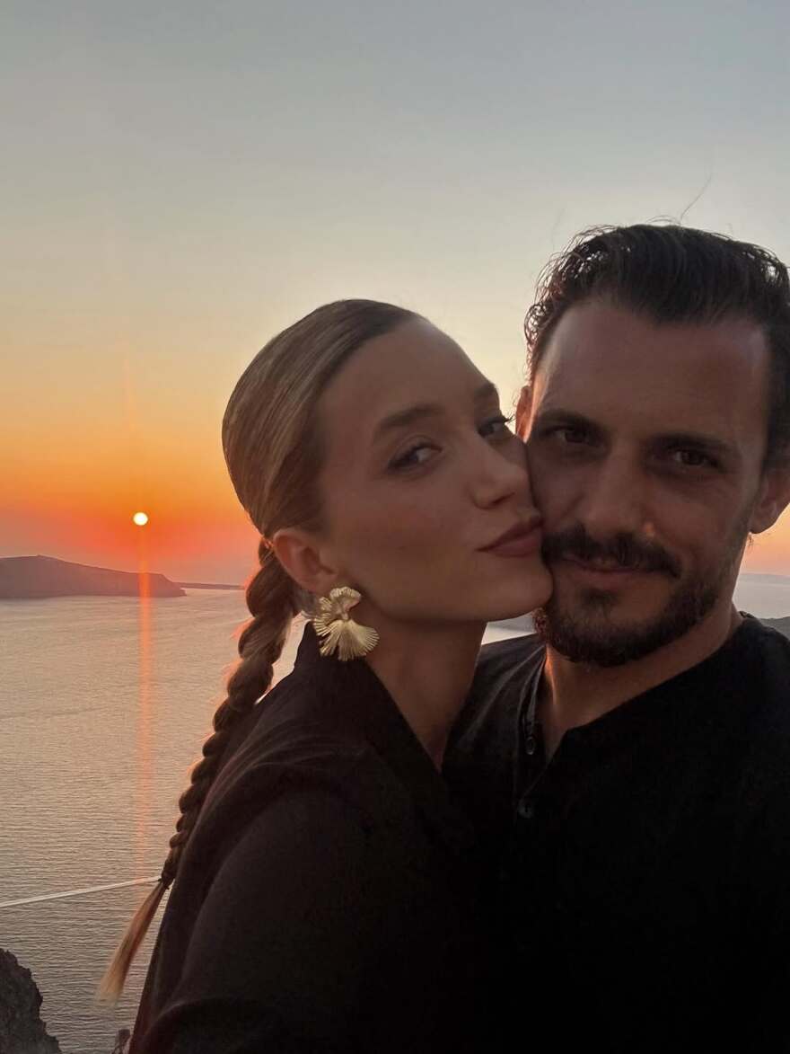 Γιολάντα Καλογεροπούλου και Σταύρος Σβήγκος πόζαραν αγκαλιασμένοι στη Σαντορίνη