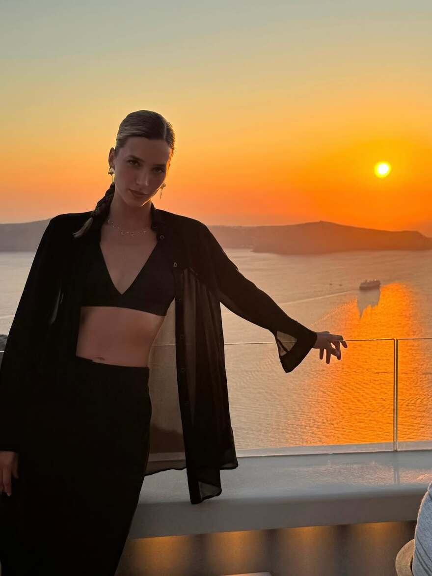 Γιολάντα Καλογεροπούλου και Σταύρος Σβήγκος πόζαραν αγκαλιασμένοι στη Σαντορίνη