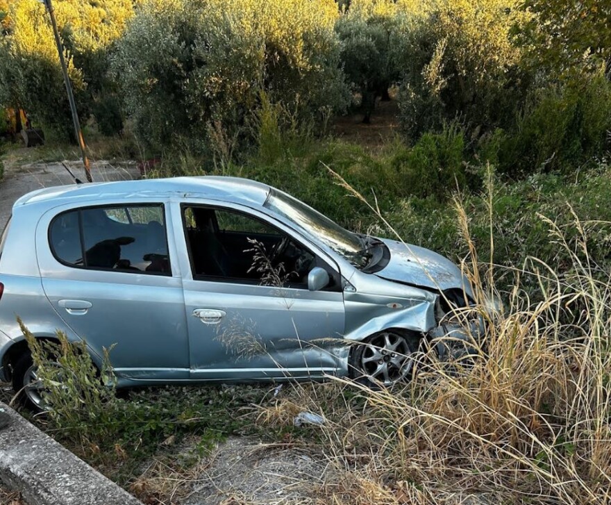 Τροχαίο στο Αγρίνιο: ΙΧ προσέκρουσε σε στύλο και κατέληξε σε χωράφι - Στο νοσοκομείο ανήλικη