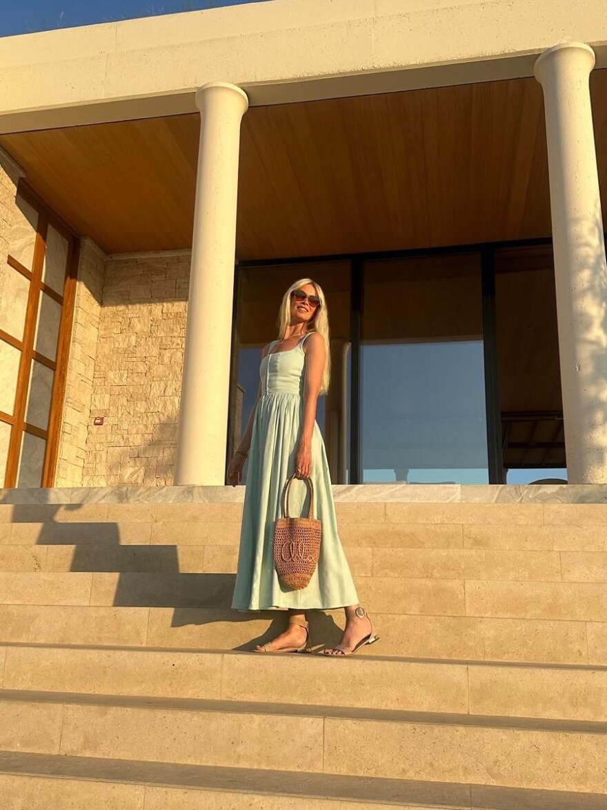 Η Κλόντια Σίφερ συνεχίζει τις διακοπές στην Ελλάδα και δείχνει πώς περνάει τις «καλοκαιρινές νύχτες»