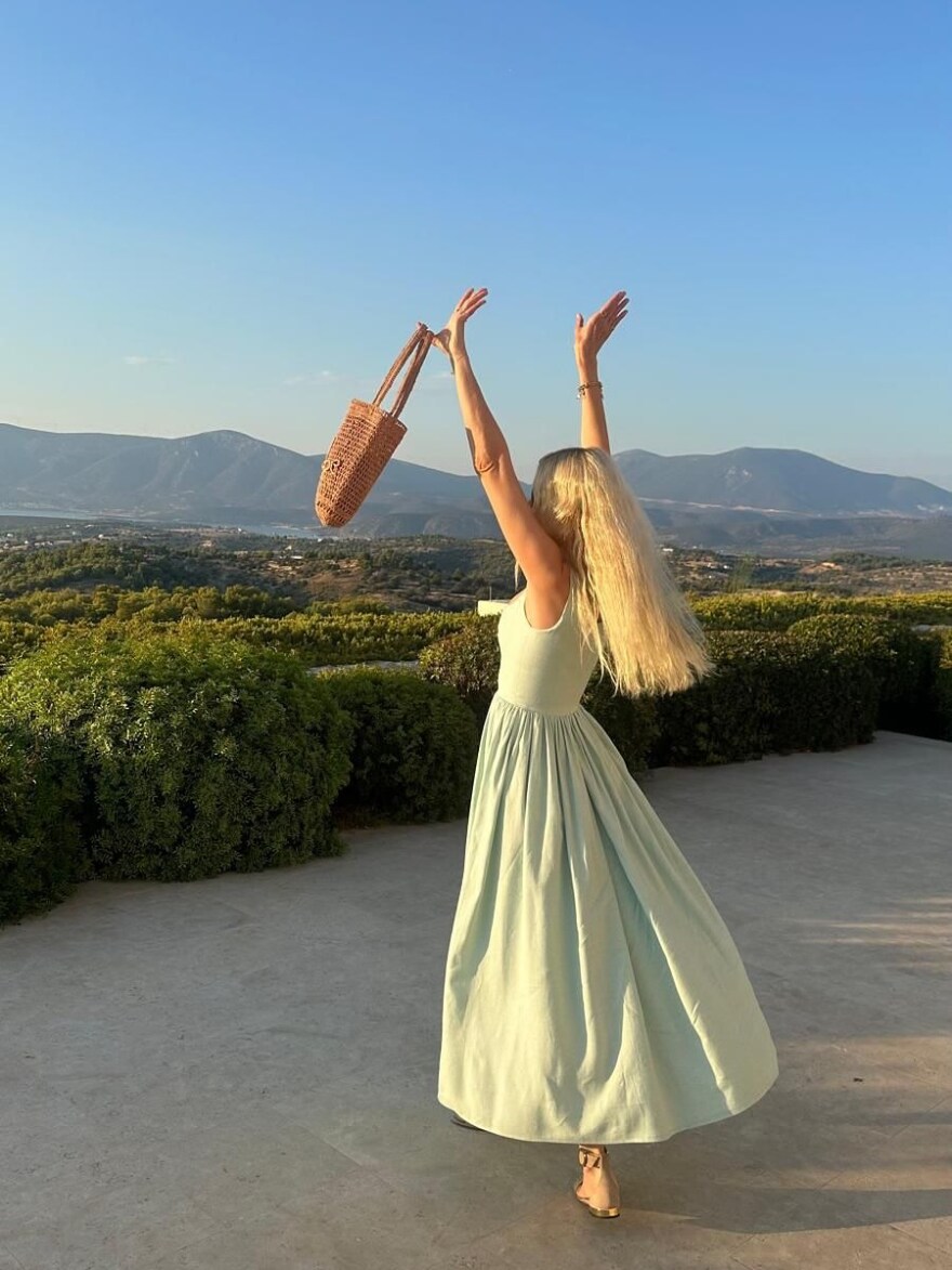 Η Κλόντια Σίφερ συνεχίζει τις διακοπές στην Ελλάδα και δείχνει πώς περνάει τις «καλοκαιρινές νύχτες»