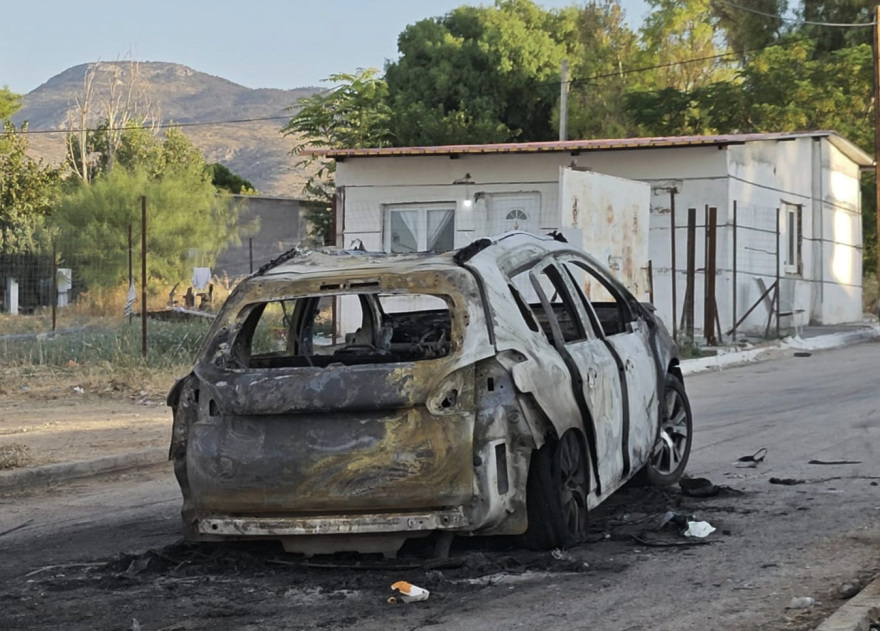 Ζεφύρι: Πώς έγινε η άγρια ληστεία μεταξύ Ρομά που είχαν βεντέτα - Δύο τραυματίες και ένα καμένο αυτοκίνητο