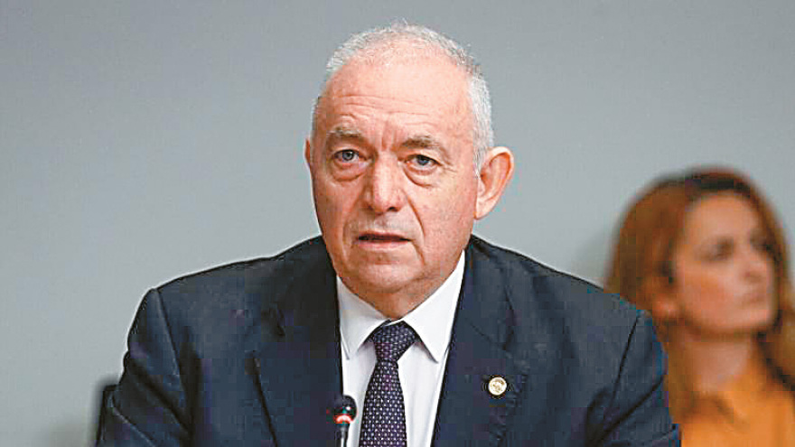 Πισίνες και μπετά βουλιάζουν την Καλντέρα στην Σαντορίνη - Δείτε φωτογραφίες