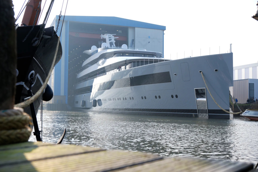 Στη Λευκάδα με το superyacht Moonrise ο ιδρυτής του WhatsApp - Ο billionaire που ξεκίνησε από τη φτώχεια της Ουκρανίας και κατέκτησε τη Silicon Valley