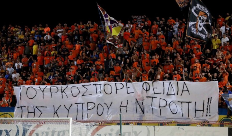 Έρευνα της Κυπριακής Αστυνομίας για πανό φιλάθλων που χαρακτήριζε τον Φειδία «ντροπή της Κύπρου»