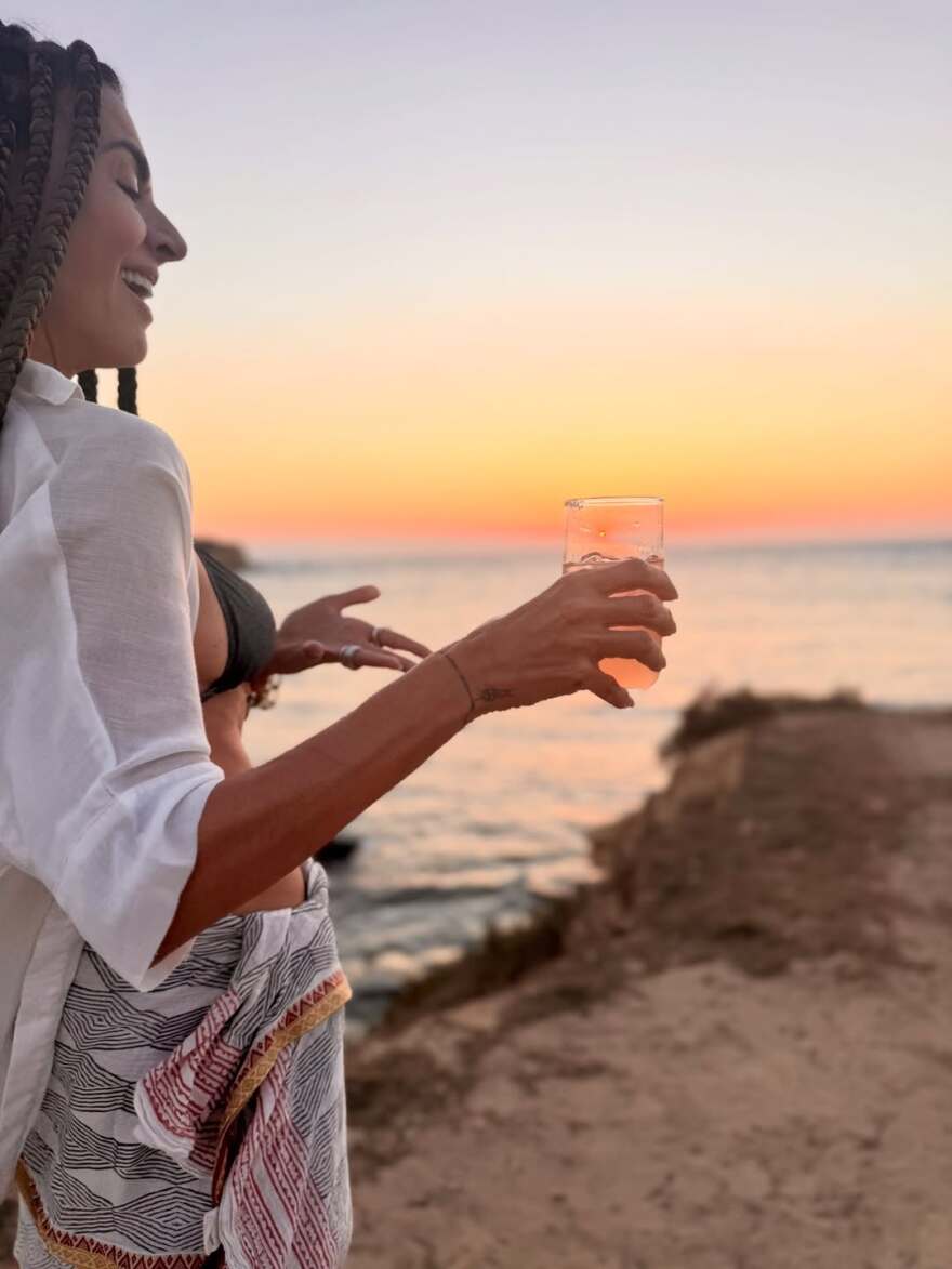 Μαρία Σολωμού: Στην Αντίπαρο η ηθοποιός - Δείτε φωτογραφίες