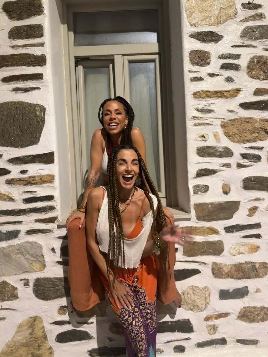 Μαρία Σολωμού: Στην Αντίπαρο η ηθοποιός - Δείτε φωτογραφίες