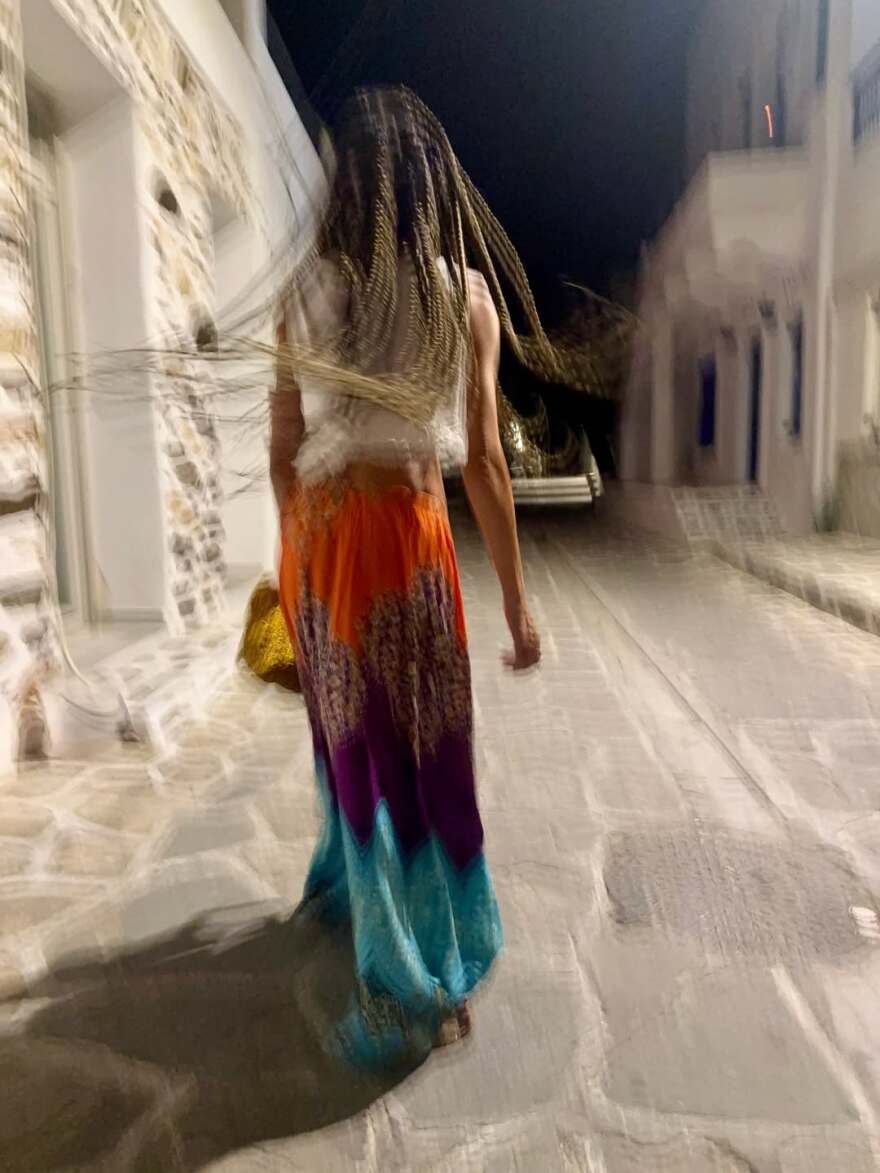 Μαρία Σολωμού: Στην Αντίπαρο η ηθοποιός - Δείτε φωτογραφίες