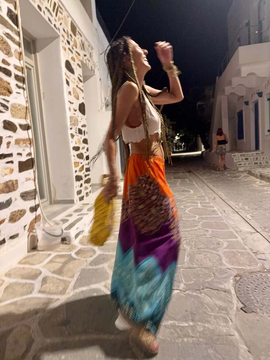 Μαρία Σολωμού: Στην Αντίπαρο η ηθοποιός - Δείτε φωτογραφίες